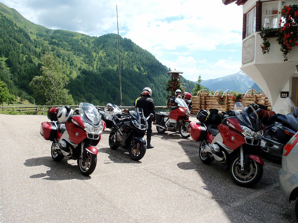 Lunch stop SS44 Italy 5.7.10.JPG